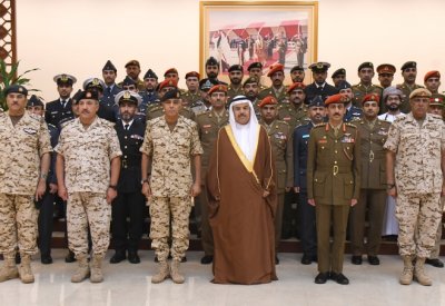 وزير شؤون الدفاع يستقبل وفدا من كلية القيادة والأركان بوزارة الدفاع بسلطنة عمان