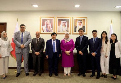رئيسة جامعة البحرين تستقبل وفداً من كلية الاقتصاد بجامعة شنغهاي