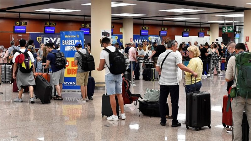 في حيلة "مبتكرة".. فرار مهاجرين من طائرة هبطت اضطراريا في برشلونة