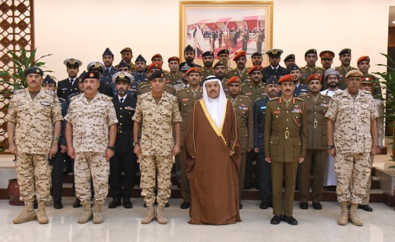 وزير شؤون الدفاع يستقبل وفدا من كلية القيادة والأركان بوزارة الدفاع بسلطنة عمان