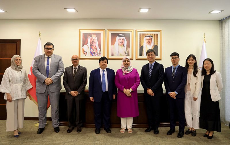 رئيسة جامعة البحرين تستقبل وفداً من كلية الاقتصاد بجامعة شنغهاي