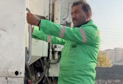 عامل نظافة أمين يعيد 30 ألف دولار.. وصدمة في تكريمه