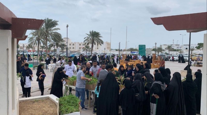 الآن: عشرات المواطنين والمقيمين يتوافدون على فعالية "هواة المزارعين" بساحل بوصبح