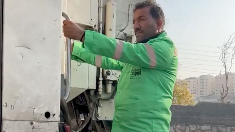 عامل نظافة أمين يعيد 30 ألف دولار.. وصدمة في تكريمه