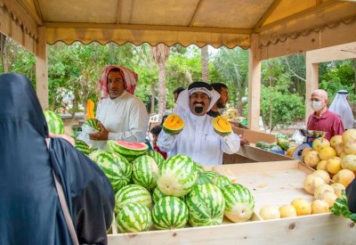 بالصور: بشعار "حصادنا بحريني".. وزير "البلديات" يفتتح سوق المزارعين