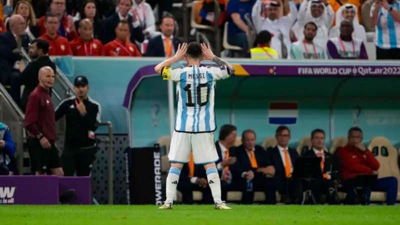 بالفيديو: ميسي يستفز مدرب هولندا ويحتفل على طريقة ريكيلمي