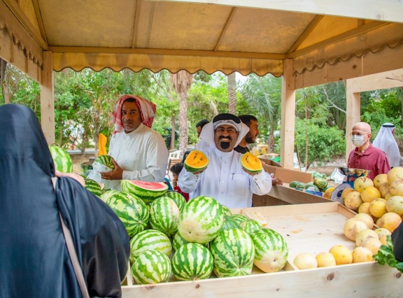 بالصور: بشعار "حصادنا بحريني".. وزير "البلديات" يفتتح سوق المزارعين