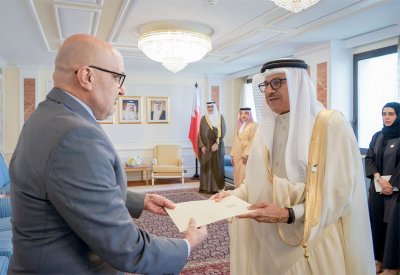 سعادة وزير الخارجية يتسلم نسخة من أوراق اعتماد سفير الجمهورية العربية السورية المعين لدى مملكة البحرين
