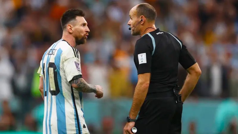 "فيفا" يفتح تحقيقًا ضد ليونيل ميسي