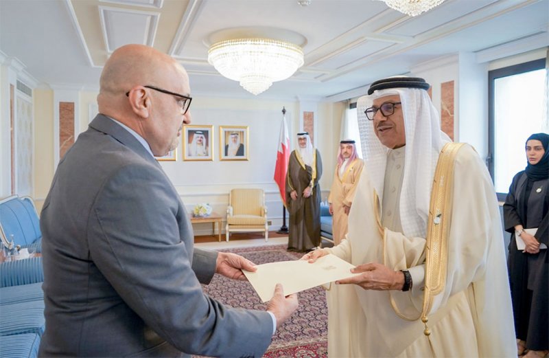 سعادة وزير الخارجية يتسلم نسخة من أوراق اعتماد سفير الجمهورية العربية السورية المعين لدى مملكة البحرين