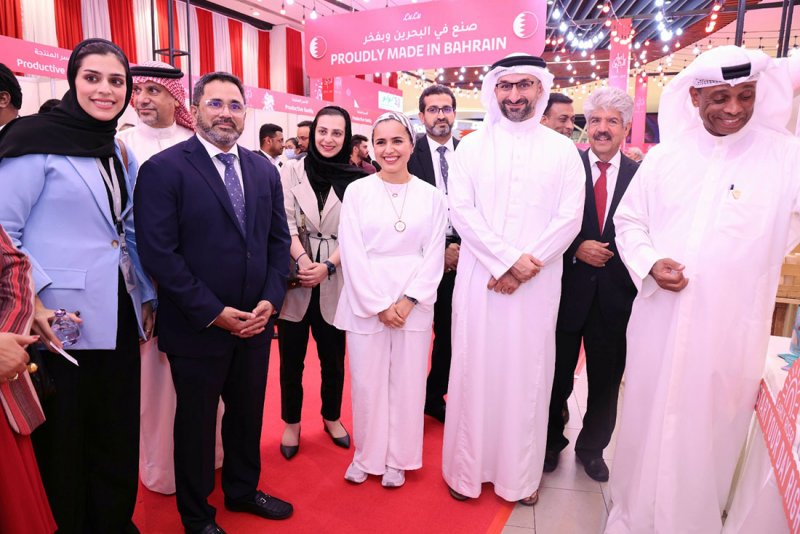 وزير الصناعة والتجارة يفتتح فعالية اللولو هايبر ماركت لعرض ودعم المنتجات البحرينية بمناسبة احتفالات مملكة البحرين بأعيادها الوطنية