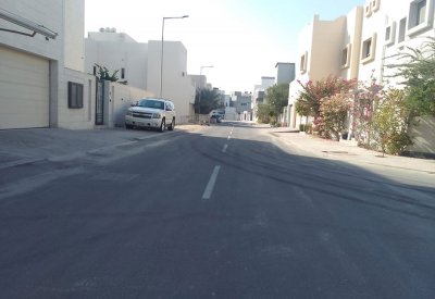 (الأشغال): الانتهاء من أعمال مشروع رصف الطرق الترابية بمجمع 733 في الناصفة