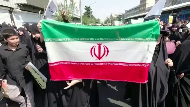 إيران تواصل حملة قمع تطال الأقليات.. وتجدد عقوبة "بهائيتين"