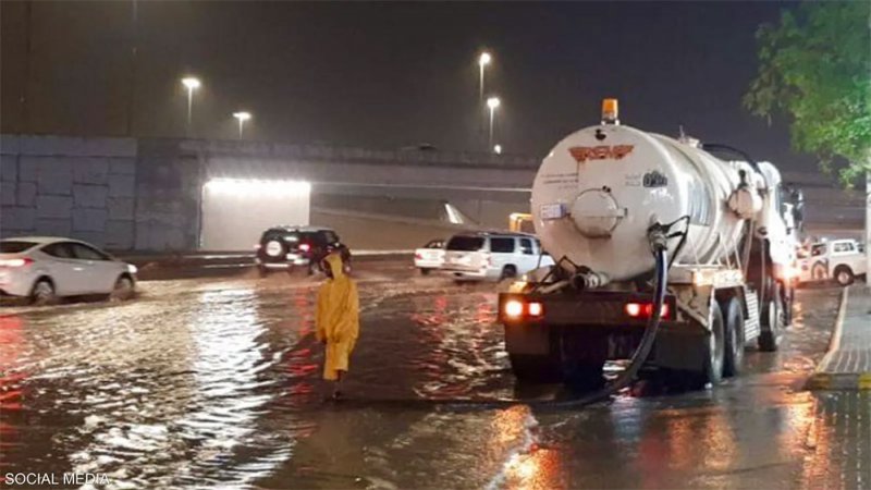 بالفيديو: سيول مكة المكرمة.. تعليق الدراسة وإغلاق طرق