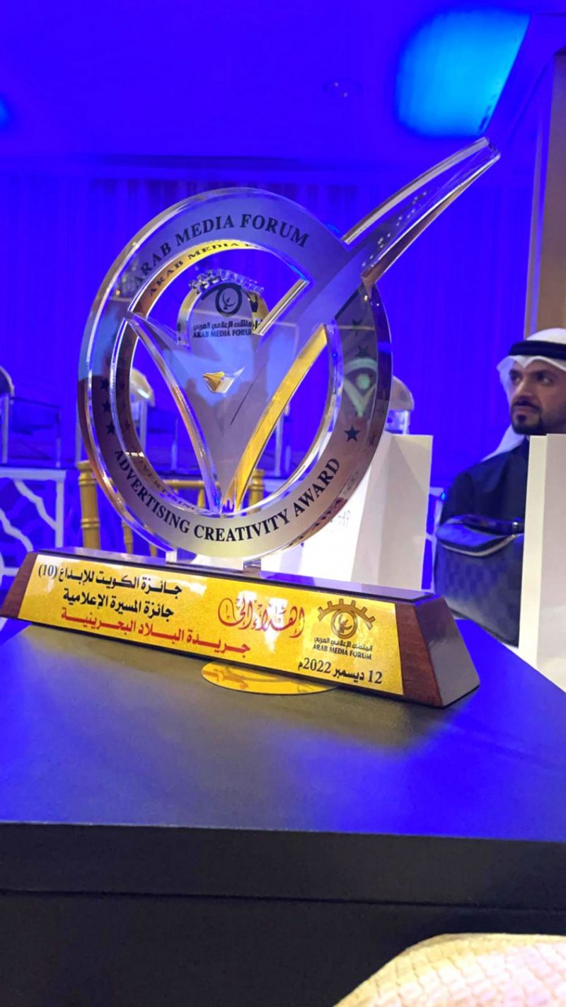 "البلاد" تتلقى برقيات التهاني لفوزها بجائزة الكويت للابداع