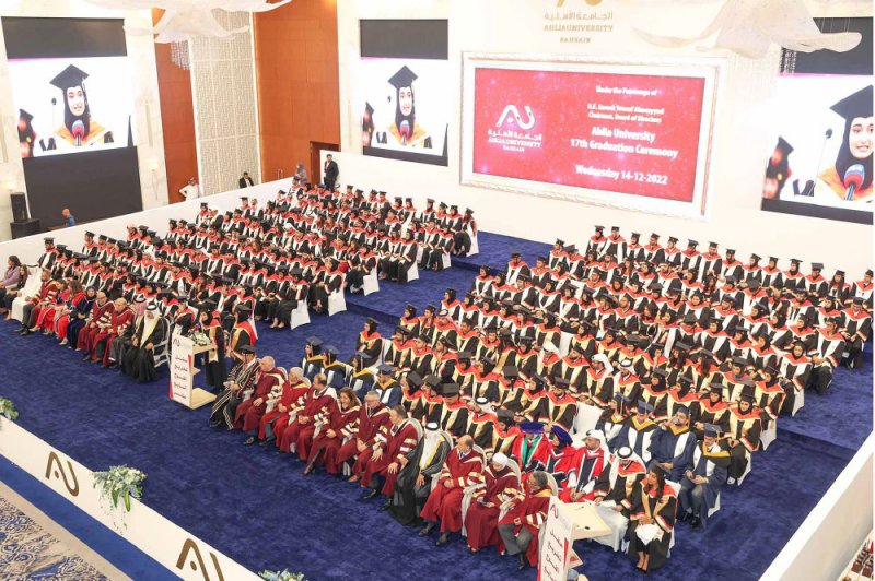 الجامعة الأهلية تخرج 431 طالبا وطالبة في حفل مهيب