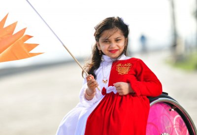 ذوو العزيمة في المدارس الحكومية يعبرون عن فرحتهم بالأعياد الوطنية 