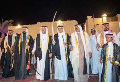 بمناسبة الأعياد الوطنية.. وزارة الإعلام تقيم العرضة البحرينية في القرية التراثية