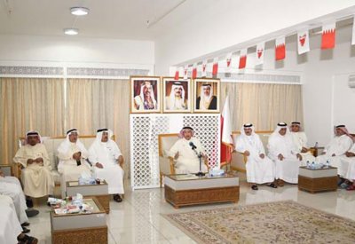 مجلس محافظة المحرق الإسبوعي يحتفل بالأعياد الوطنية