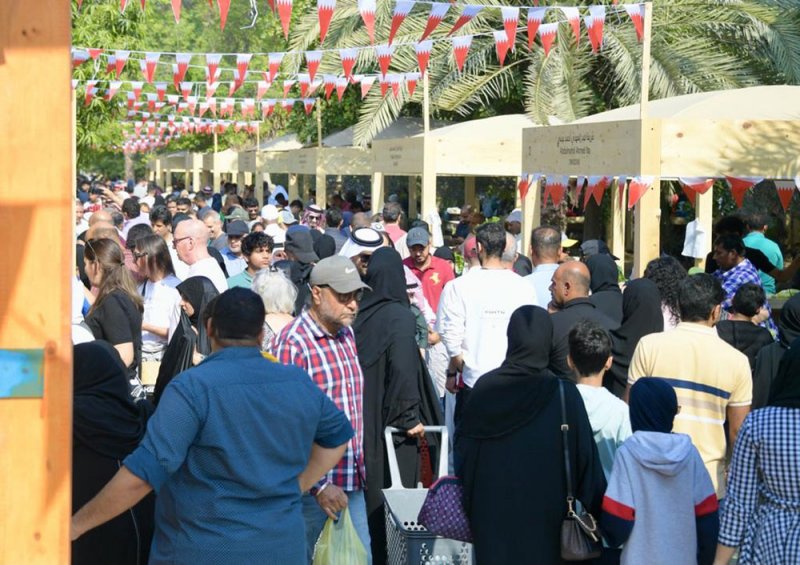 بالصور: سوق المزارعين يحتفي بأعياد البحرين ويستقطب 25152 زائراً في أسبوعه الثاني