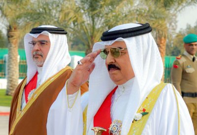 الملك المعظم: أسر الشهداء لا يقلون بطولة عن أبنائهم