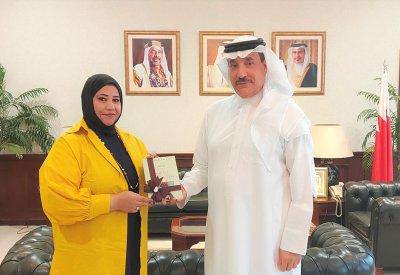 حميدان يتلقى نسخة من كتاب "دور المرأة العربية في العمل النقابي"