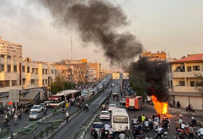 هبوط قياسي لعملة إيران.. والبنك المركزي يلوم الاحتجاجات