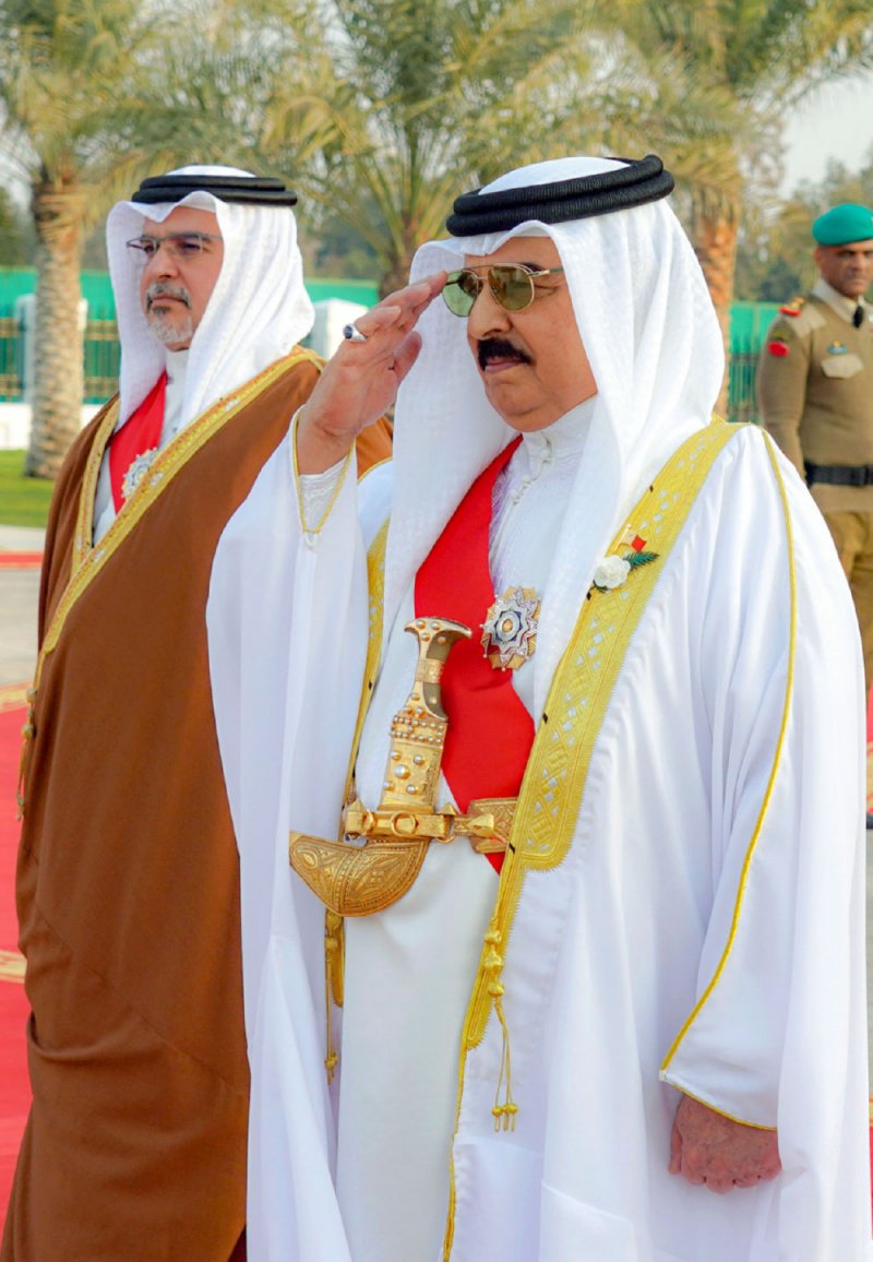 الملك المعظم: أسر الشهداء لا يقلون بطولة عن أبنائهم