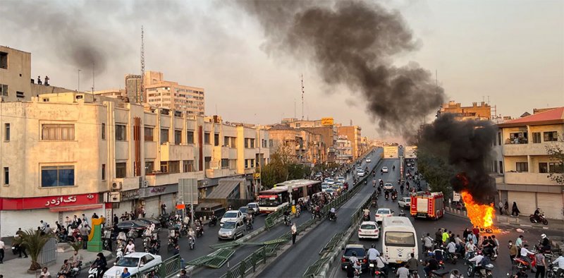 هبوط قياسي لعملة إيران.. والبنك المركزي يلوم الاحتجاجات