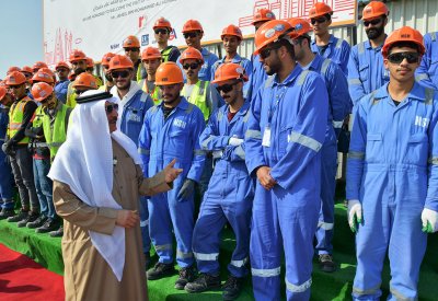 وزير العمل يزور شركة الهاجري ويطلع على تجربتها في استقطاب الشباب البحريني وتطويره مهنياً