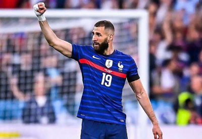 بنزيما يعلن اعتزال اللعب دوليا