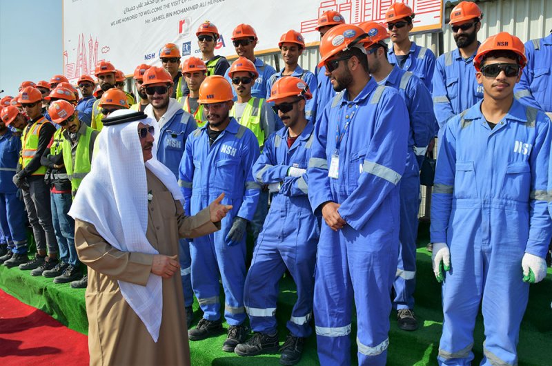 وزير العمل يزور شركة الهاجري ويطلع على تجربتها في استقطاب الشباب البحريني وتطويره مهنياً
