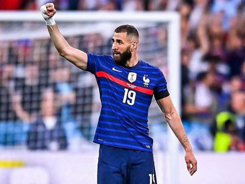 بنزيما يعلن اعتزال اللعب دوليا