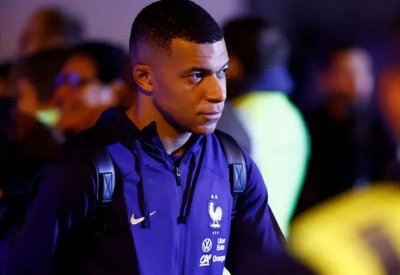 مبابي يظهر بوجه شاحب بعد وصول طائرة المنتخب الفرنسي إلى باريس
