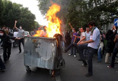 إيران.. تظاهرات ليلية وإضرام النار بمقر للباسيج في قم