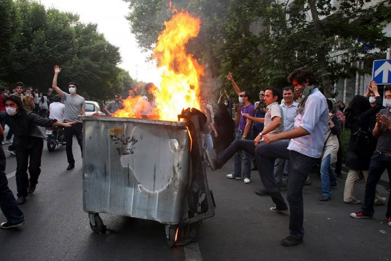 إيران.. تظاهرات ليلية وإضرام النار بمقر للباسيج في قم