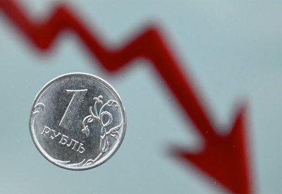 الروبل الروسي يتراجع لأدنى مستوى أمام الدولار منذ مايو