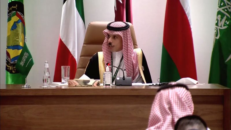 قمة بغداد.. السعودية تؤكد وقوفها جنبا إلى جنب مع العراق