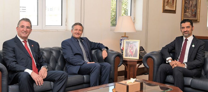 وزير شئون البلديات والزراعة يبحث مجالات التعاون المشترك مع السفير السويسري
