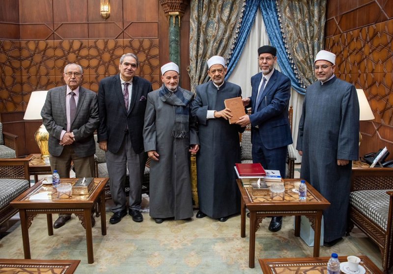 مجمع اللغة العربية بالشارقة يهدي شيخ الأزهر نسخاً من المعجم التاريخي للغة العربية