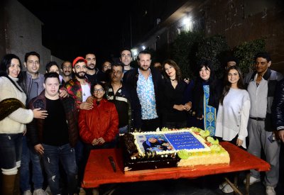 اسرة مسلسل «ام البنات» تحتفل بانطلاق التصوير بذبيح وتورتة