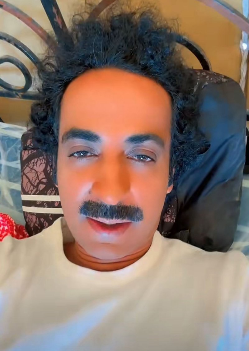 ماذا يفعل الفنان خليل الرميثي في بر الكويت؟