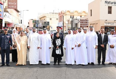 وزير الصناعة والتجارة يقوم بجولة تفقدية في سوق المحرق للإطلاع على انسيابية الحركة التجارية