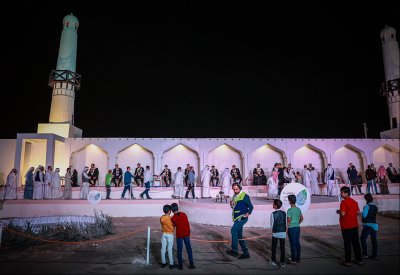 بالصور: مسجد الخميس التاريخي يطلق سراح 17 شاباً من حياة العزوبية