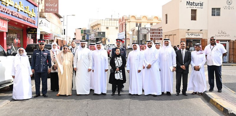 وزير الصناعة والتجارة يقوم بجولة تفقدية في سوق المحرق للإطلاع على انسيابية الحركة التجارية
