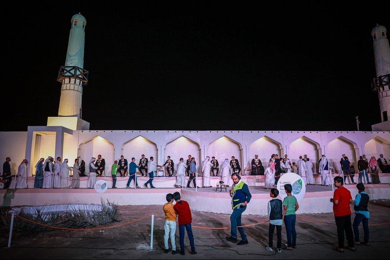بالصور: مسجد الخميس التاريخي يطلق سراح 17 شاباً من حياة العزوبية