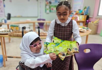 "بسمة أمل" ترتسم على وجوه طالبات الدمج بابتدائية سار