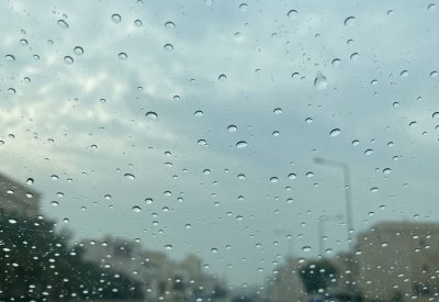 المرور تدعو سائقي السيارات إلى ضرورة أخذ الحيطة والحذر في ظل تساقط الأمطار