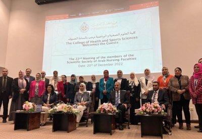 عميدة "العلوم الصحية" بجامعة البحرين تعرض خطة تطوير منهج التمريض