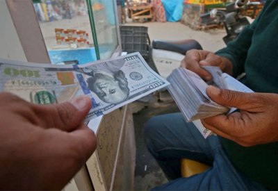 الدولار "يحلق" في العراق.. وأعياد بطعم الغلاء